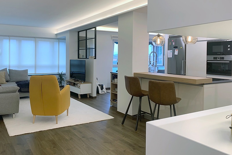 Salón y cocina de diseño abierto en proyecto de interiorismo, reforma y decoración de vivienda en Oiartzun, Gipuzkoa.